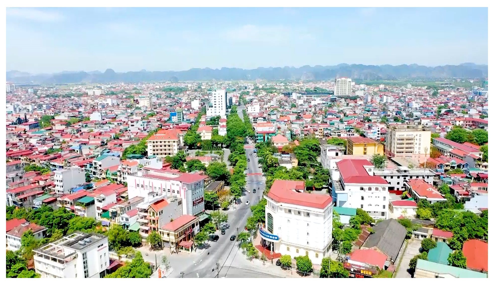 Dịch vụ làm mái tôn tại Ninh Bình uy tín, thi công nhanh, chống nóng – chống dột, giá rẻ. Nhận làm mái tôn nhà dân, nhà xưởng, mái che trọn gói.