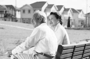 Cha già và ngôi nhà mái tôn Austnam